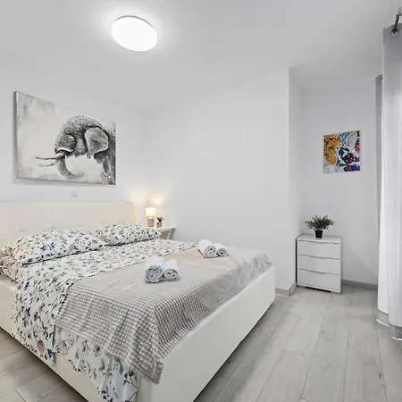 New Modern Elen In For 4 Persons - Center بولا