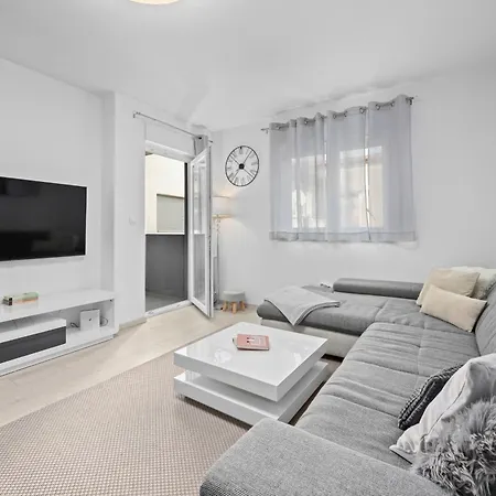 New Modern Elen In For 4 Persons - Center * بولا