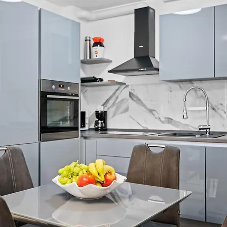 New Modern Elen In For 4 Persons - Center بولا